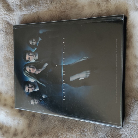 Divergent (2014 Film) [DVD and bonus disc] - Picture 2 of 5